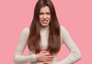 बार-बार होता है पेट दर्द? तो हल्के में न लें, हो सकता है कई गंभीर बीमारियों का संकेत