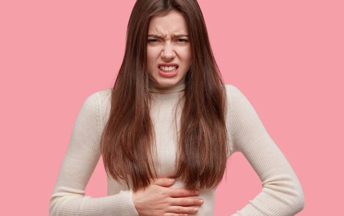 बार-बार होता है पेट दर्द? तो हल्के में न लें, हो सकता है कई गंभीर बीमारियों का संकेत