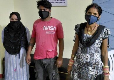 सार्वजनिक स्थान पर हुड़दंग करने वाले तीन लोग गिरफ्तार, दो महिलाएं भी शामिल