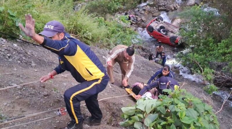 चकराता में लालपुल के पास 35 मीटर गहरी खाई में गिरी कार, SDRF ने पांच लोगों को सुरक्षित निकाला