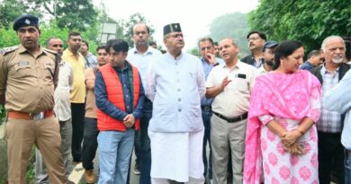मसूरी-देहरादून मार्ग पर भूस्खलन से बढ़ी परेशानी, मंत्री गणेश जोशी ने किया निरीक्षण