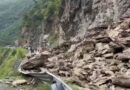 ऋषिकेश-बदरीनाथ हाईवे ठप: भल्लेगांव बागवान के पास पहाड़ी से भारी मलबा गिरने से बंद हुआ मार्ग