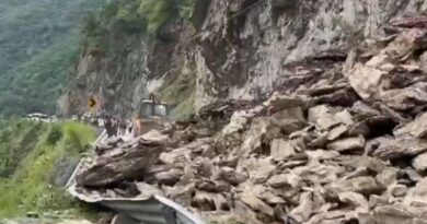 ऋषिकेश-बदरीनाथ हाईवे ठप: भल्लेगांव बागवान के पास पहाड़ी से भारी मलबा गिरने से बंद हुआ मार्ग