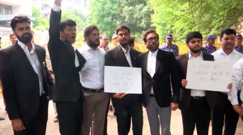 BCI चेयरमैन के इस्तीफे की मांग को लेकर दिल्ली में वकीलों का प्रदर्शन
