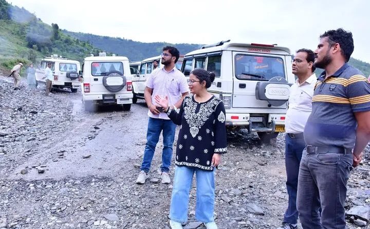 कपकोट के आपदा प्रभावित क्षेत्रों में डीएम अपूर्वा पाण्डे का स्थलीय निरीक्षण, सड़क की गुणवत्ता पर जताई नाराजगी