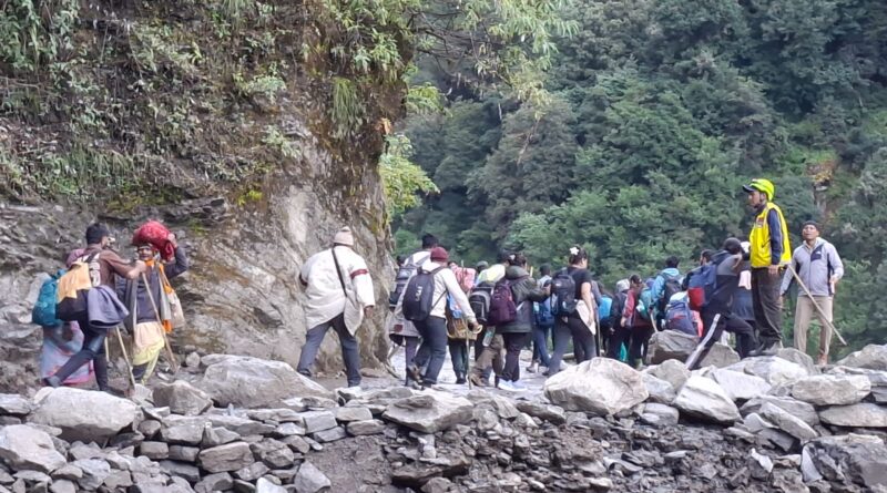 चीड़बासा स्लाइडिंग जोन में SDRF ने संभाला मोर्चा, करीब 9,000 यात्रियों को सुरक्षित कराया आर-पार