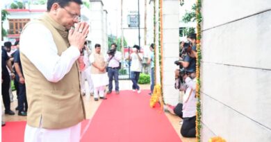 मुख्यमंत्री धामी ने शहीद स्मारक पर शहीदों को अर्पित की श्रद्धांजलि