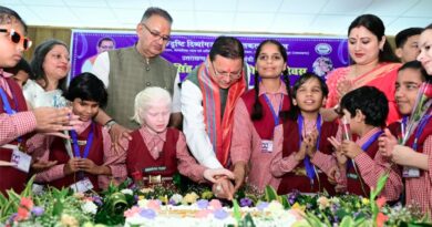 जन्मदिन पर दिव्यांग बच्चों के बीच पहुंचे सीएम धामी, केक काटकर साझा कीं खुशियां
