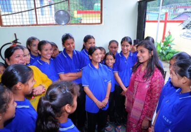 छात्राओं के उत्साह के बीच कस्तूरबा गांधी आवासीय बालिका विद्यालय तिरपालीसैंण पहुंचीं जिलाधिकारी, व्यवस्थाओं का लिया जायजा