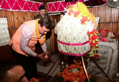 मुख्य सचिव आनंद बर्धन ने गंगोत्री धाम में की पूजा-अर्चना