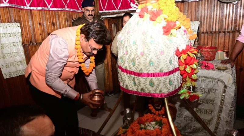 मुख्य सचिव आनंद बर्धन ने गंगोत्री धाम में की पूजा-अर्चना