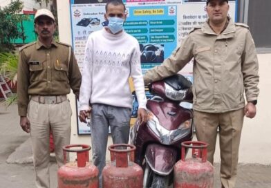 देहरादून में घरों से गैस सिलेंडर चोरी करने वाला शातिर चोर गिरफ्तार, तीन सिलेंडर और स्कूटी बरामद